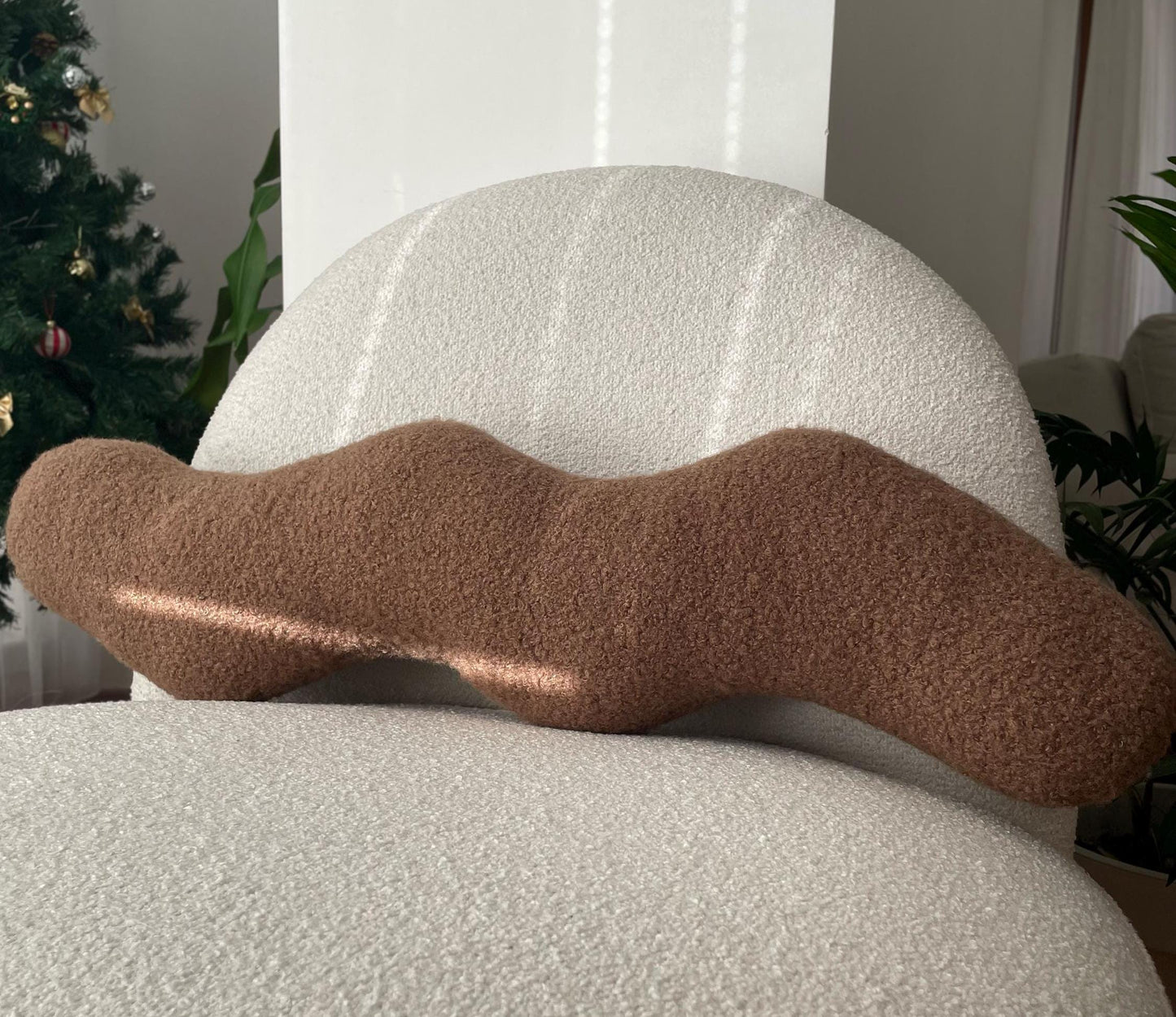 Mocha Mousse Wavy Boucle Pillow: Modern Accent Cushion