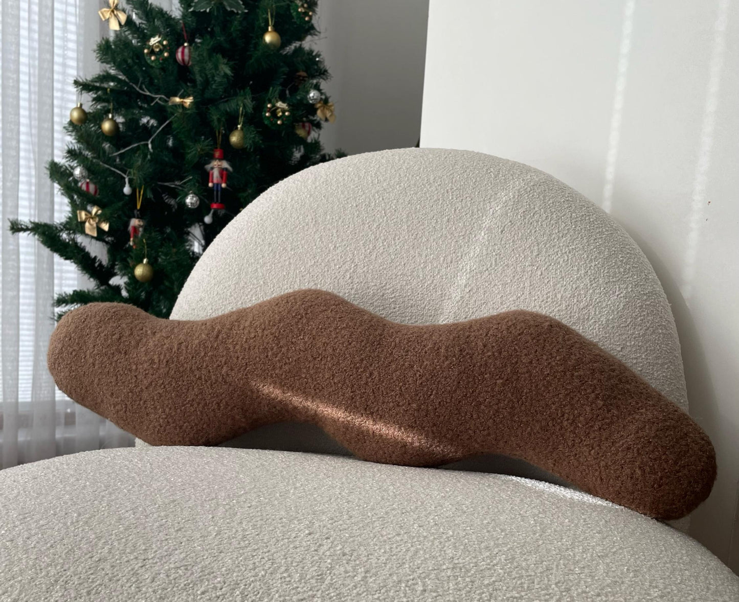 Mocha Mousse Wavy Boucle Pillow: Modern Accent Cushion